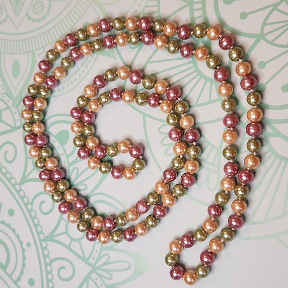Single Strand Glass Faux Pearl Necklace - Picture 4 of 4